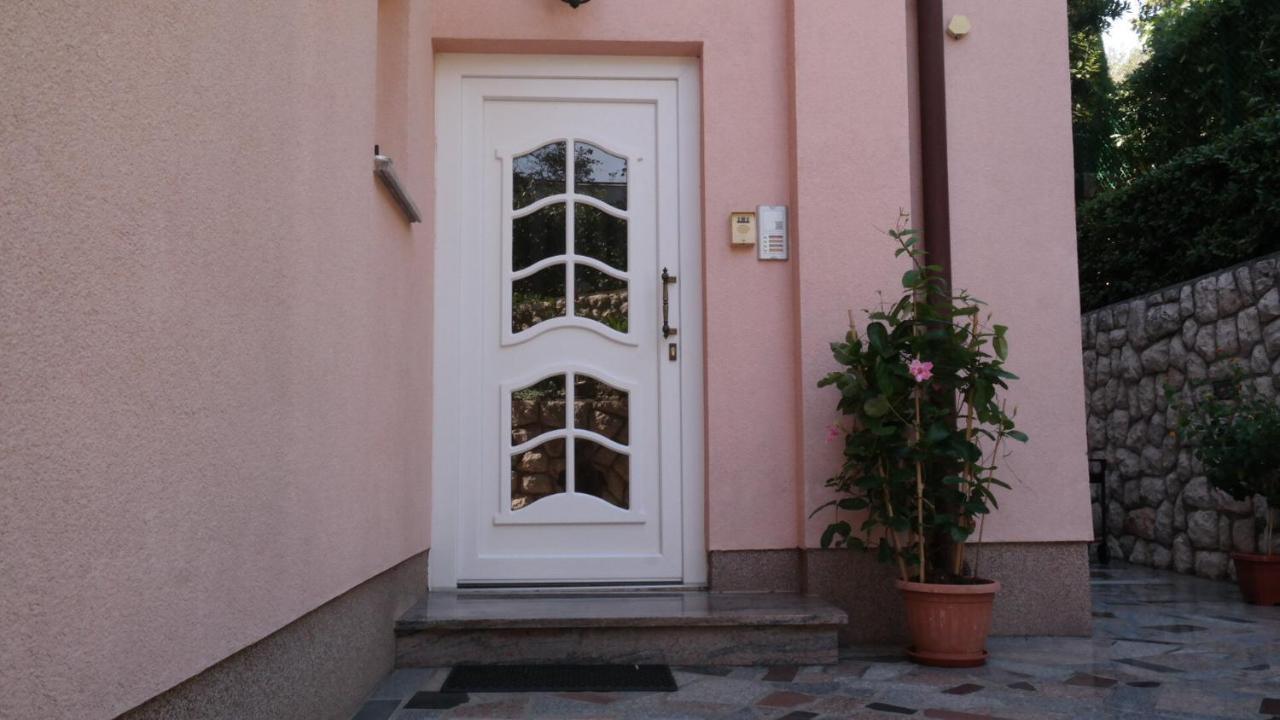 Apartmani Lili ノヴィ・ヴィノドロスキー エクステリア 写真